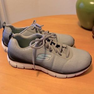 Sketchers relaxed fit tennis shoes
